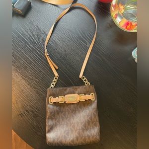 MICHAEL KORS PURSE. Logo Crossbody Bag.